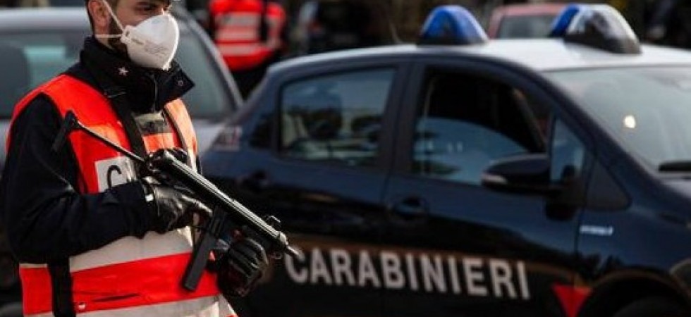 Foto d'archivio Paura a Desenzano, scende in strada armato e aggredisce i passanti: ci sono dei feriti